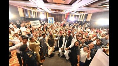 Samajwadi Party chief Akhilesh Yadav was accorded a warm welcome by his partymen in Mumbai. (Sourced)
