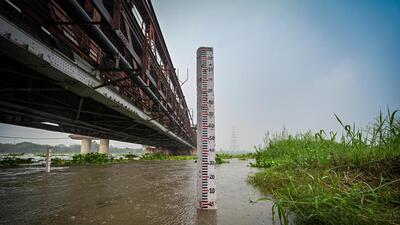 The Yamuna river was flowing 205.94 metre mark at 10pmat the water gauge installed at the Old Yamuna bridge, popular as Lohe Ka Pul. (Sanchit Khanna/HT Photo) The Yamuna river was flowing 205.94 metre mark at 10pmat the water gauge installed at the Old Yamuna bridge, popular as Lohe Ka Pul. (Sanchit Khanna/HT Photo)
