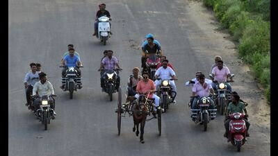 The annual horse-cart race underway in Prayagraj’s Arail area on Monday. (Anil Kumar Maurya/HT)