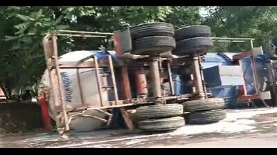 The gas tanker that overturned after hitting the auto in Pratapgarh (HT)