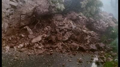 The road near Kaddukhal on Dhanaulti Chamba road in Tehri district has got blocked due to landslide. (HT Photo) The road near Kaddukhal on Dhanaulti Chamba road in Tehri district has got blocked due to landslide. (HT Photo)
