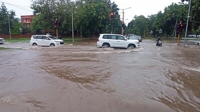 Punjab chief minister Bhagwant Mann's cavalcade navigates through a waterlogged road in Chandigarh on Monday. (Raj K Raj/HT Photo) Punjab chief minister Bhagwant Mann's cavalcade navigates through a waterlogged road in Chandigarh on Monday. (Raj K Raj/HT Photo)