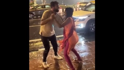 The image shows couple recreating Shahid Kapoor and Kareena Kapoor’s Tum Se Hi in heavy rain. (Twitter/@theLostFirsbee) The image shows couple recreating Shahid Kapoor and Kareena Kapoor’s Tum Se Hi in heavy rain. (Twitter/@theLostFirsbee)