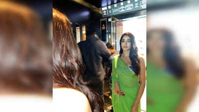 Janhvi Kapoor let her outfit do all the talking and accessorised her look with minimal jewellery. (Instagram/@janhvikapoor) Janhvi Kapoor let her outfit do all the talking and accessorised her look with minimal jewellery. (Instagram/@janhvikapoor)