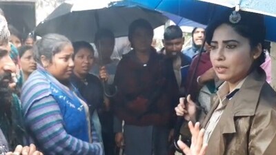 SSP Mandi Soumya Sambasivan is seen interacting with residents and urging them to leave homes immediately due to flood risk. SSP Mandi Soumya Sambasivan is seen interacting with residents and urging them to leave homes immediately due to flood risk.