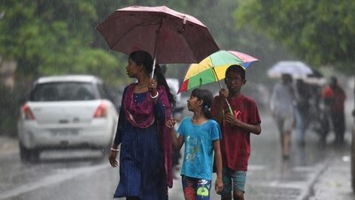 Commuters out in the rain in Sector 12, Noida. (Sunil Ghosh/ Hindustan Times) Commuters out in the rain in Sector 12, Noida. (Sunil Ghosh/ Hindustan Times)