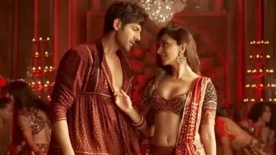 Kartik Aaryan and Kiara Advani in a still from Satyaprem Ki Katha. Kartik Aaryan and Kiara Advani in a still from Satyaprem Ki Katha.