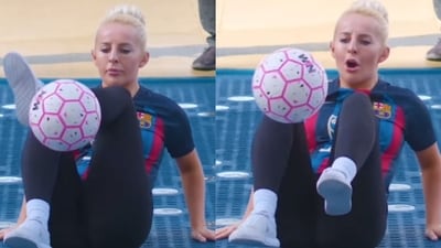 Liv Cooke doing sit down alternating football crossovers. (Instagram/@guinnessworldrecords) Liv Cooke doing sit down alternating football crossovers. (Instagram/@guinnessworldrecords)
