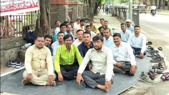 Teachers protesting outside the education commissioners office in Pune. (HT PHoto)