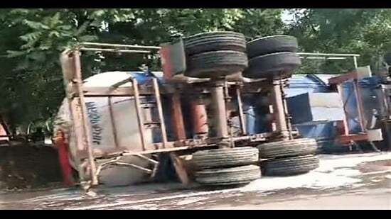 The gas tanker that overturned after hitting the auto in Pratapgarh (HT)