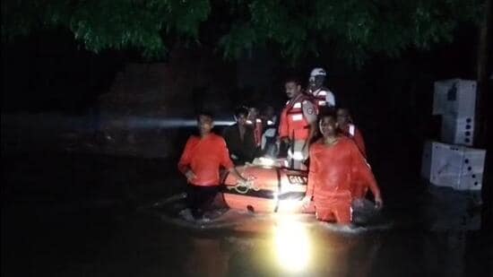The rescue teams reached Loni by 8pm on Sunday and their rescue efforts carried on till about 1am. (HT Photo)