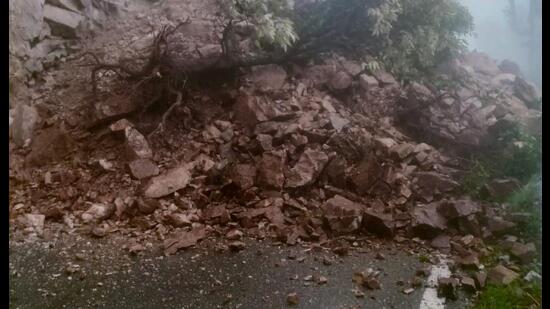 The road near Kaddukhal on Dhanaulti Chamba road in Tehri district has got blocked due to landslide. (HT Photo)