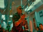 Jawan prevue: Shah Rukh Khan dancing inside a metro.