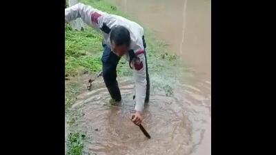 A traffic cop in Chandigarh seen cleaning road gullies to ensure water drainage. (HT Photo) A traffic cop in Chandigarh seen cleaning road gullies to ensure water drainage. (HT Photo)