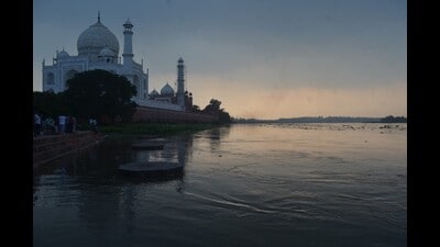 Flooded Yamuna touching wall of Taj Mahal in Agra. (HT FILE PHOTO)