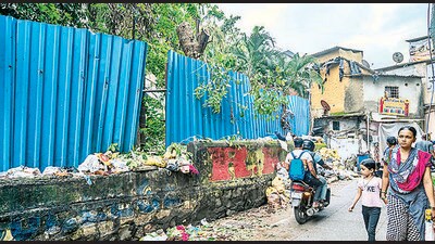 In just two weeks, four people have died in Mumbai in separate incidents of tree and branches falling. (Satish Bate/HT)