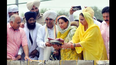 MP Preneet Kaur, along with others, offering traditional 'Nath Chura' to Badi Nadi as a custom to save people from flood situation, in Patiala on Tuesday. (ANI) MP Preneet Kaur, along with others, offering traditional 'Nath Chura' to Badi Nadi as a custom to save people from flood situation, in Patiala on Tuesday. (ANI)