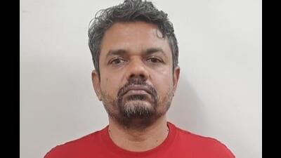 On June 20, the crime branch unit in Kandivali received a tip-off about an illegal trading operation being run from an office in Mahavir Nagar, Kandivali West. The police, along with representatives of the National Stock Exchange (NSE) and Multi-Commodity Exchange (MCX) of India, raided the place and found that the prime accused, Jatin Mehta, 45, did not have any licence or permission to trade in shares. (HT PHOTO)