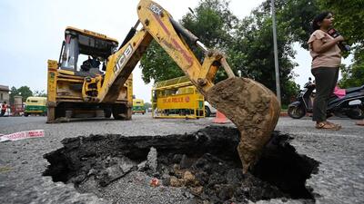The portion of the road that caved in near India Gate. (Sanchit Khanna/ HT Photo)