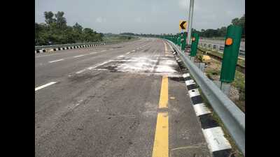 Uttar Pradesh Expressway Industrial Authority (UPEIDA), in a tweet, said that the damaged portion of the expressway has been repaired. (HT Photo) Uttar Pradesh Expressway Industrial Authority (UPEIDA), in a tweet, said that the damaged portion of the expressway has been repaired. (HT Photo)