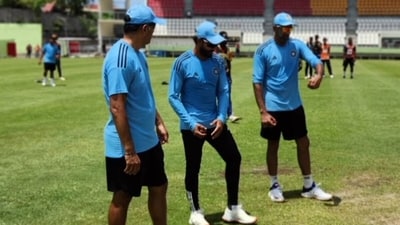 Ravindra Jadeja (middle) and Ravichandran Ashwin (right) shadow practice as Rahul Dravid looks on. (Ravindra Jadeja/Instagram)