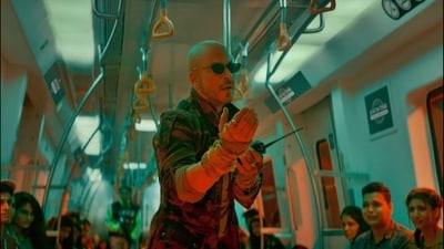 Jawan prevue: Shah Rukh Khan dancing inside a metro. (YouTube/RedChilliesEntertainment) Jawan prevue: Shah Rukh Khan dancing inside a metro. (YouTube/RedChilliesEntertainment)