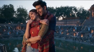 Kartik Aaryan and Kiara Advani in a still from Satyaprem Ki Katha. Kartik Aaryan and Kiara Advani in a still from Satyaprem Ki Katha.