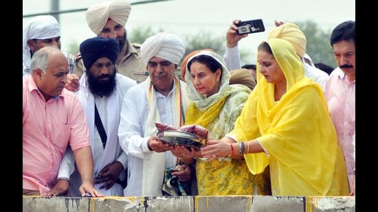 MP Preneet Kaur, along with others, offering traditional 'Nath Chura' to Badi Nadi as a custom to save people from flood situation, in Patiala on Tuesday. (ANI)
