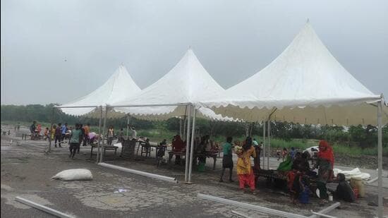 People relocated from the Yamuna floodplains in Delhi. (HT Photo)