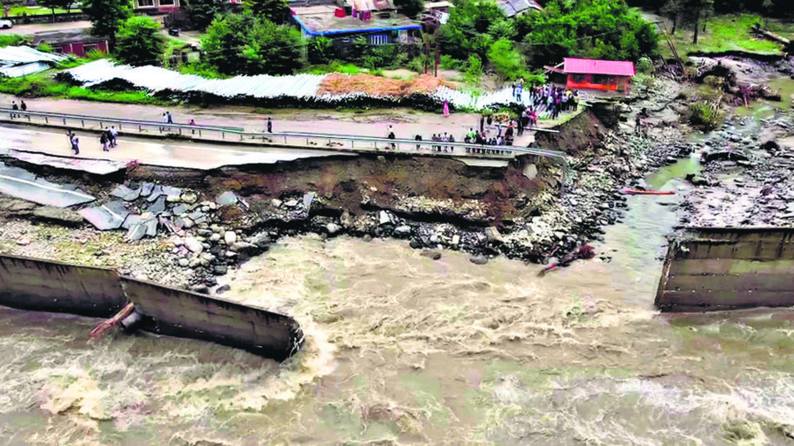 Rain relents In Himachal Pradesh, focus on rescuing 2,000 stranded tourists - Vimarsana News