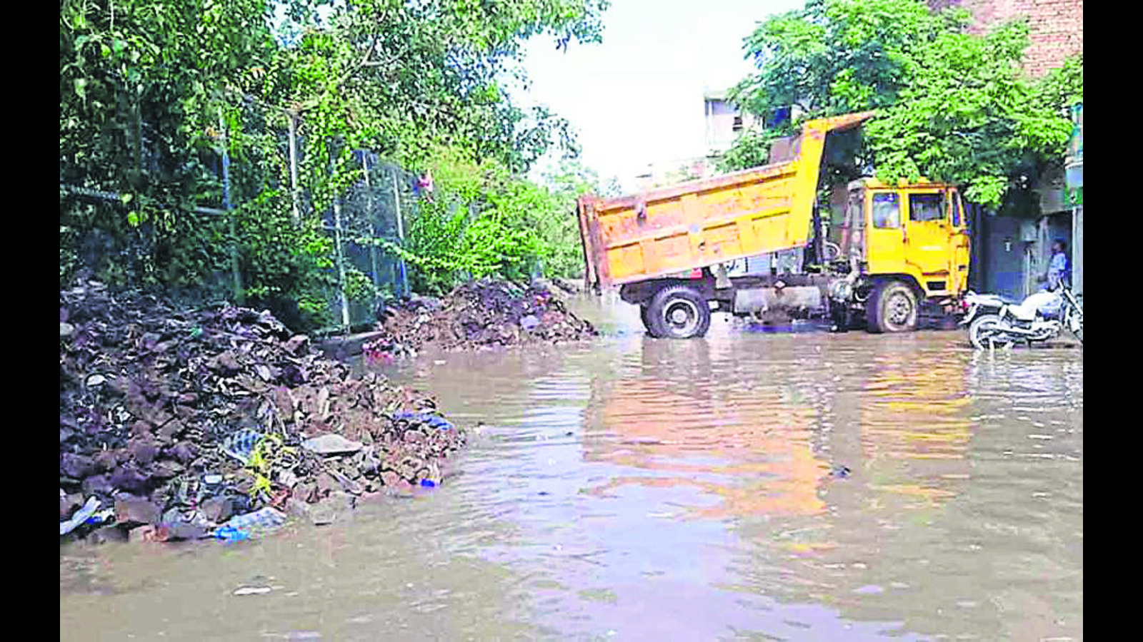 Traffic movement restricted: Swollen Buddha Nullah floods more localities - Vimarsana News