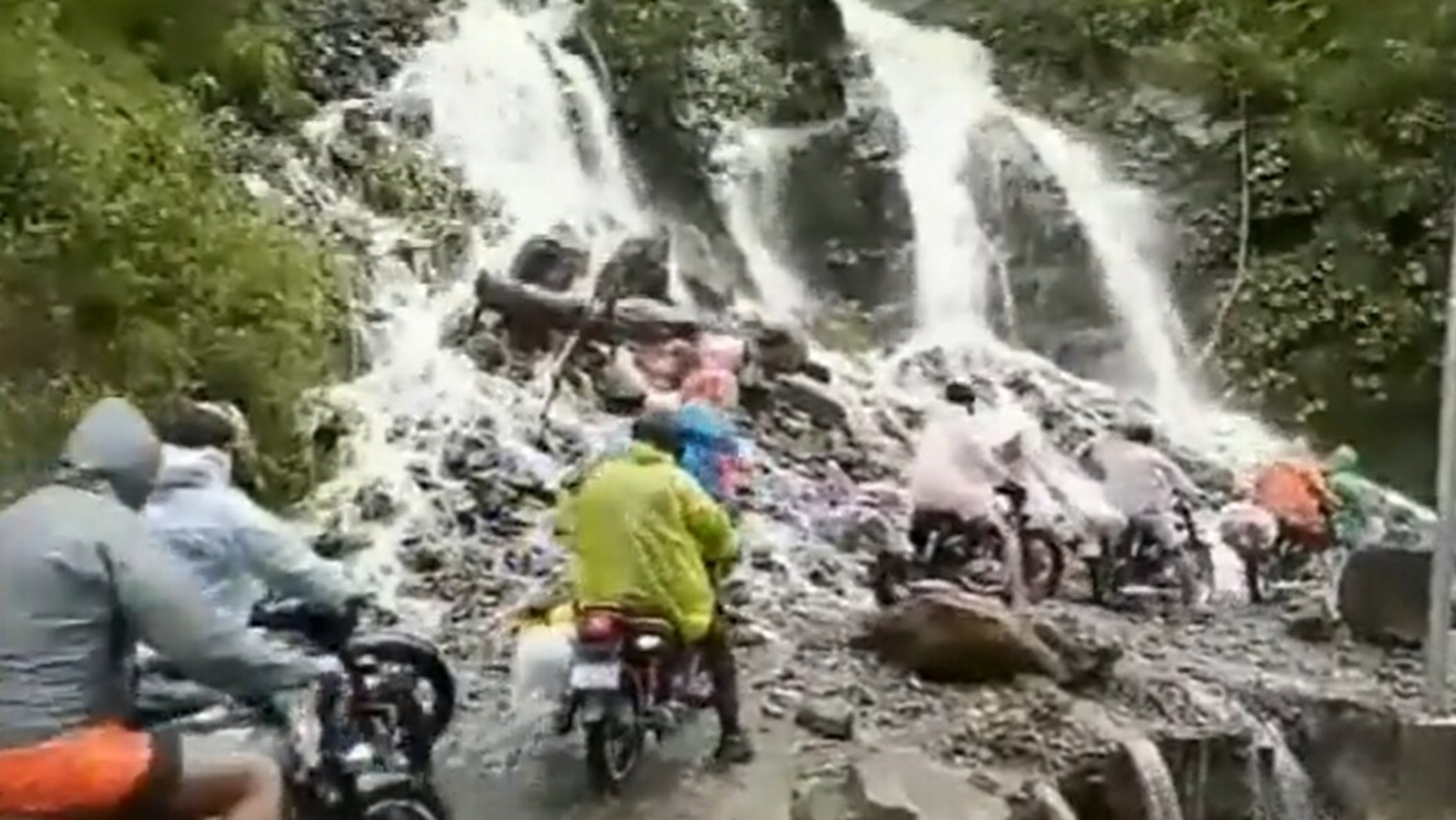 Watch | Pilgrims risk lives on blocked highway in rain-battered Uttarakhand - Vimarsana News