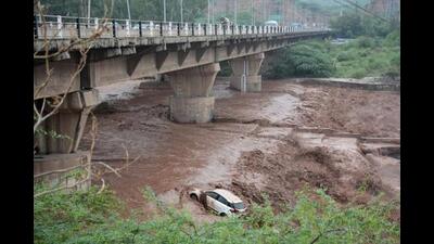 Five villages in Alamgir area near Derabassi were left inundated following a breach in Ghaggar river. (HT File)