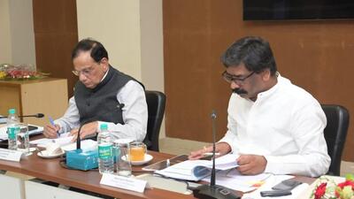 Jharkhand CM Hemant Soren with a Niti Aayog member in Ranchi on Wednesday. (ANI)