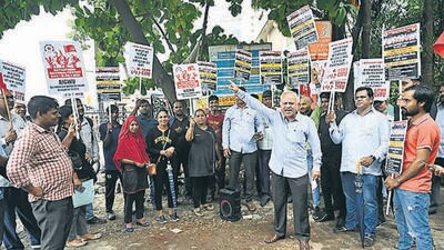 Mumbai, India - July 12, 2023 : Joining their fellow partners all over the country, partners of the Urban company gathered in protest of the companyÕs policy of blocking their IDs at Sion on Wednesday, with the support of the All-India Gig Workers Union (AIGWU) and Centre of Indian Trade Unions (CITU), in Mumbai, India, on Wednesday, July 12, 2023. (Photo by Vijay Bate/HT Photo) Mumbai, India - July 12, 2023 : Joining their fellow partners all over the country, partners of the Urban company gathered in protest of the companyÕs policy of blocking their IDs at Sion on Wednesday, with the support of the All-India Gig Workers Union (AIGWU) and Centre of Indian Trade Unions (CITU), in Mumbai, India, on Wednesday, July 12, 2023. (Photo by Vijay Bate/HT Photo)