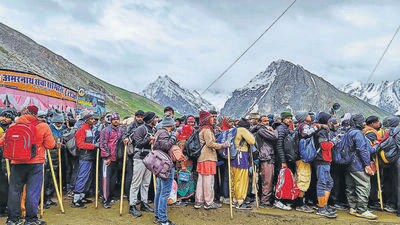 On Wednesday morning 4665 Amarnath Yatris left from Ramban Yatri Niwas in a convoy of 150 vehicles for Pahalgam and Baltal base camps. (PTI File)