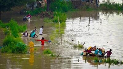 People from low-lying areas around the Yamuna river carry their belongings while relocating to a safer place near Mayur Vihar Phase-1, in New Delhi on Wednesday. (Sanjeev Verma/HT PHOTO) People from low-lying areas around the Yamuna river carry their belongings while relocating to a safer place near Mayur Vihar Phase-1, in New Delhi on Wednesday. (Sanjeev Verma/HT PHOTO)