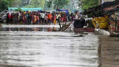 People waiting for help at the Yamuna Sabzi Mandi wade through floodwaters near Mayur Vihar on Wednesday. (Raj K Raj/HT Photo) People waiting for help at the Yamuna Sabzi Mandi wade through floodwaters near Mayur Vihar on Wednesday. (Raj K Raj/HT Photo)