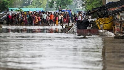 People waiting for help at the Yamuna Sabzi Mandi wade through floodwaters near Mayur Vihar on Wednesday. (Raj K Raj/HT Photo) (HT_PRINT) People waiting for help at the Yamuna Sabzi Mandi wade through floodwaters near Mayur Vihar on Wednesday. (Raj K Raj/HT Photo) (HT_PRINT)