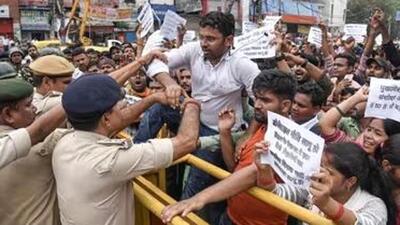Police personnel stop Central Teachers’ Eligibility Test and Bihar Teachers’ Eligibility Test qualified candidates during a protest , in Patna (File Photo) Police personnel stop Central Teachers’ Eligibility Test and Bihar Teachers’ Eligibility Test qualified candidates during a protest , in Patna (File Photo)