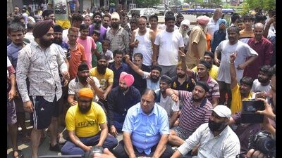 Residents of Dharampura came out on the road to protest against authorities' inaction. (Gurpreet Singh/HT) Residents of Dharampura came out on the road to protest against authorities' inaction. (Gurpreet Singh/HT)