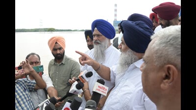 SAD president Sukhbir Badal takes stock of situation during his visit to flood-affected villages in Rajpura, Ghanaur, Sanaur, Samana and Patiala Rural constituencies. (HT photo) SAD president Sukhbir Badal takes stock of situation during his visit to flood-affected villages in Rajpura, Ghanaur, Sanaur, Samana and Patiala Rural constituencies. (HT photo)