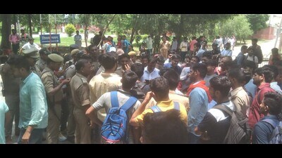 Students protesting at AU while the police manning the main gate of the varsity on Wednesday. (HT Photo) Students protesting at AU while the police manning the main gate of the varsity on Wednesday. (HT Photo)