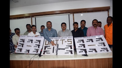 The Police crime branch in Thane seized 20 country made pistols 1 country made machine gun, 2 magazines, 280 live cartridges from arms smuggler. (Praful Gangurde / HT Photo)