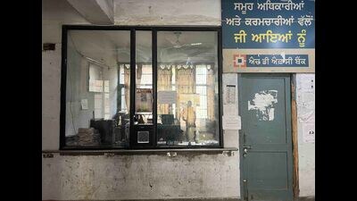 The building of social security, women and child development department in deteriorating condition in Ludhiana. (HT Photo) The building of social security, women and child development department in deteriorating condition in Ludhiana. (HT Photo)