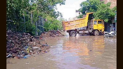 The level of water in the Buddha Nullah recorded an alarming rise on Wednesday leading to floodwater entering more localities as well as roads. (Gurpreet Singh/HT) The level of water in the Buddha Nullah recorded an alarming rise on Wednesday leading to floodwater entering more localities as well as roads. (Gurpreet Singh/HT)