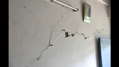 Thick cracks have developed in the building that was constructed in 1976 and is used by around 55 employees. (Keshav Singh/HT) Thick cracks have developed in the building that was constructed in 1976 and is used by around 55 employees. (Keshav Singh/HT)