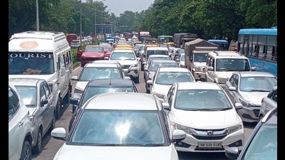 Traffic jam seen on the stretch from Command Hospital to Green Market in Chandigarh. (Sant Arora/HT) Traffic jam seen on the stretch from Command Hospital to Green Market in Chandigarh. (Sant Arora/HT)