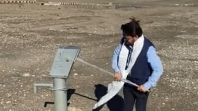 Video shows Union minister Anurag Thakur drawing water through a hand pump in Ladakh. (Twitter ) Video shows Union minister Anurag Thakur drawing water through a hand pump in Ladakh. (Twitter )
