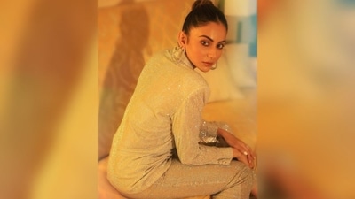 With the assistance of makeup artist Salim Sayed, Rakul adorned herself with a nude eyeshadow, defined brows, mascara-coated lashes, contoured cheeks, highlighted features, and a shade of nude lipstick. (Instagram/@rakulpreet) With the assistance of makeup artist Salim Sayed, Rakul adorned herself with a nude eyeshadow, defined brows, mascara-coated lashes, contoured cheeks, highlighted features, and a shade of nude lipstick. (Instagram/@rakulpreet)